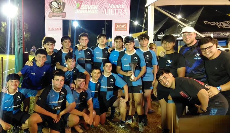 Los M16 de Santa Clara levantaron el trofeo dorado.