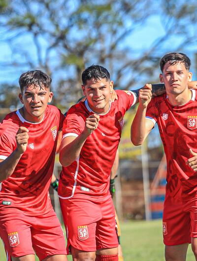 Festejo de uno de los goles del 3 de Febrero, que en duelo entre equipos esteños aplastó por 5-0 al Ciudad Nueva, en Presidente Franco.