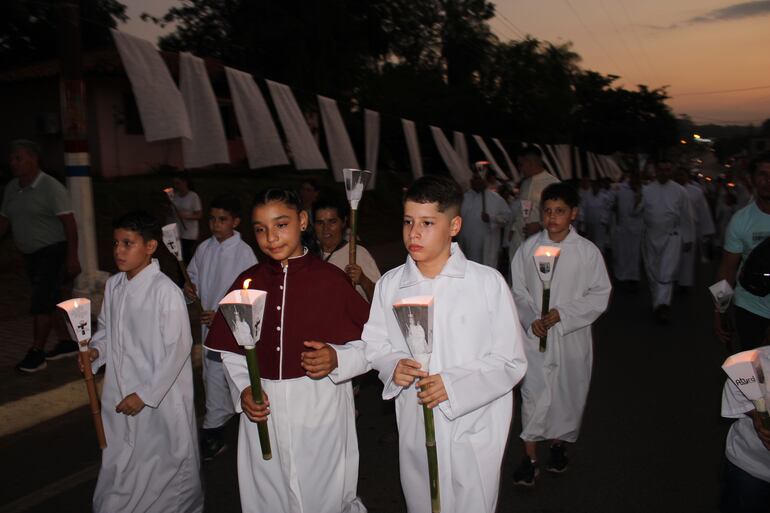 Los pequeños también participaron con enstusiasmo en la procesión.