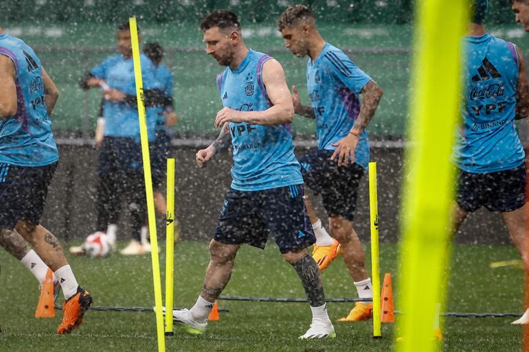 Lionel Messi (C) de Argentina se calienta con sus compañeros de equipo durante una sesión de entrenamiento en el Estadio de los Trabajadores en Beijing, China, 14 de junio de 2023. El equipo de fútbol argentino, actual campeón de la Copa del Mundo, jugará un partido amistoso contra Australia en Beijing, China el 14 de junio de 2023. 15 de junio de 2023.
