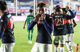 El paraguayo Blas Armoa, futbolista de Tigre, festeja un gol en el partido ante Banfield por los 16avos de final de la Copa Argentina 2025.