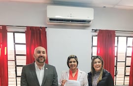 La nueva directora del hospital general de Villa Elisa, Sandra Paola Aguilera Recalde, flanqueada por el diputado colorado, Orlando Arévalo y la concejala y excandidata a la intendencia local, Diana Recalde, quien habría maniobrado el cambio.