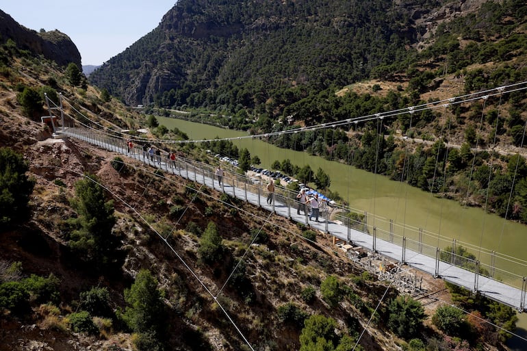 El Caminito del Rey, situado en el paraje natural del desfiladero de los Gaitanes de la provincia de Málaga, reescribe su historia con un nuevo puente colgante de 110 metros, que es el más largo de España de estas características y que da un nuevo salto en la espectacularidad de este recorrido.