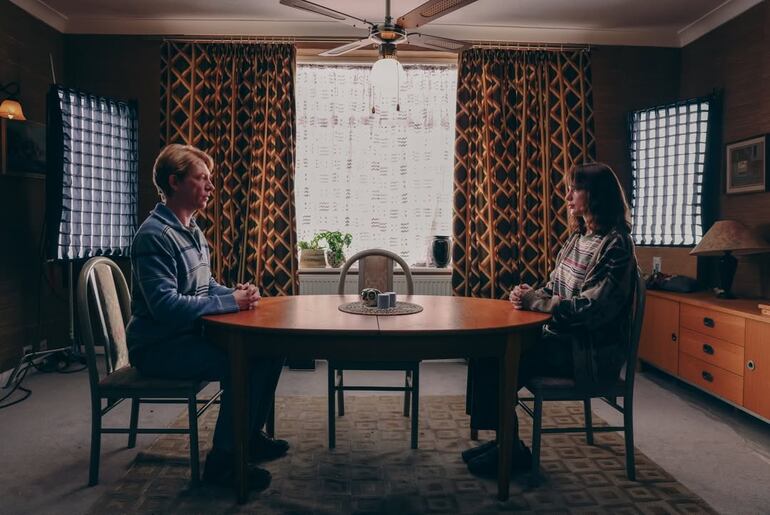 Domhnall Gleeson y Taylor Swift en una imagen del vídeo "Opalite".