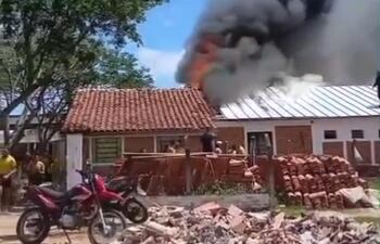 Momento en que la residencia universitaria de Pilar se incendió.
