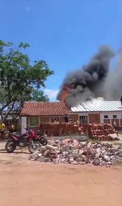 Momento en que la residencia universitaria de Pilar se incendió.
