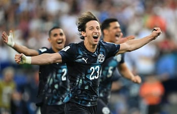 El mediocampista de Paraguay Matías Galarza celebra tras ganar la tanda de penales durante el partido de fútbol de los dieciseisavos de final del Mundial 2026 entre Alemania y Paraguay en el Boston Stadium en Foxborough.