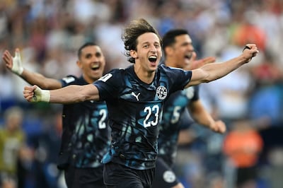 El mediocampista de Paraguay Matías Galarza celebra tras ganar la tanda de penales durante el partido de fútbol de los dieciseisavos de final del Mundial 2026 entre Alemania y Paraguay en el Boston Stadium en Foxborough.