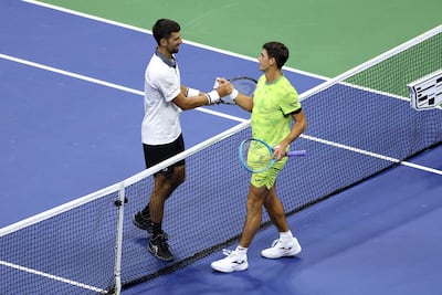 El saludo entre Novak Djokovic y su verdugo, Mariano Navone, tras el cierre del partido resuelto en cinco sets.