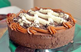 Torta brownie con mousse de chocolate.