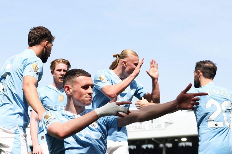 Los jugadores del Manchester City celebran un gol en el partido frente al Fulham por la ronda 37 de la Premier League de Inglaterra.