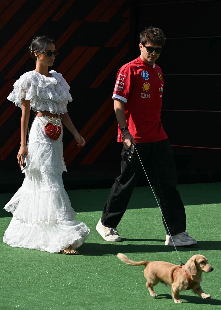 El piloto de F1 Charles Leclerc y su novia Alexandra Saint Mleux, siempre acompañados de Leo. (Yuri CORTEZ / AFP)
