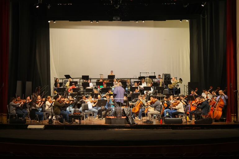 La OSN ensaya con el maestro Luis Gorelik para lo que será el concierto de esta noche.