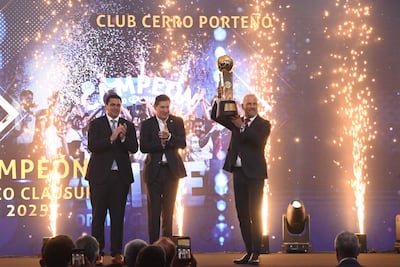 El presidente de Cerro Porteño, Juan José Zapag reconocido tras la conquista del torneo Clausura 2025, de fondo el presidente de la APF Robert Harrison y Miguel Figueredo.