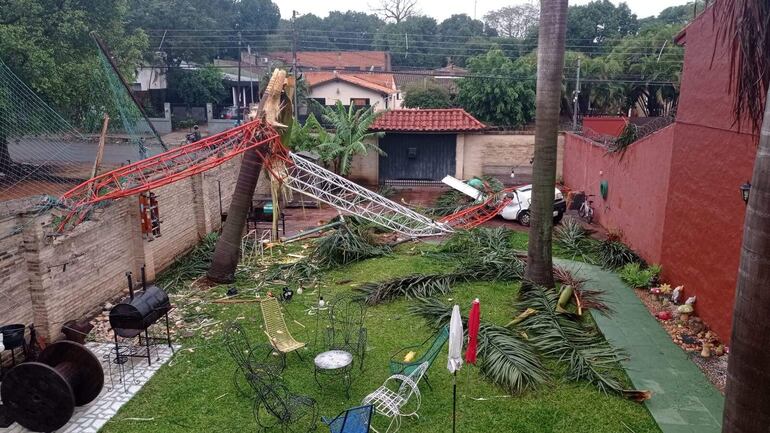 La antena de la radio Nuevo Tiempo que el 2022 se desplomó sobre una casa en medio de una tormenta.