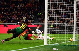 TOPSHOT - Lazio's Italian midfielder #10 Mattia Zaccagni scores his team's first goal during the Italian Serie A football match between AC Milan and S.S Lazio at San Siro stadium in Milan, on March 2, 2025. (Photo by Piero CRUCIATTI / AFP)