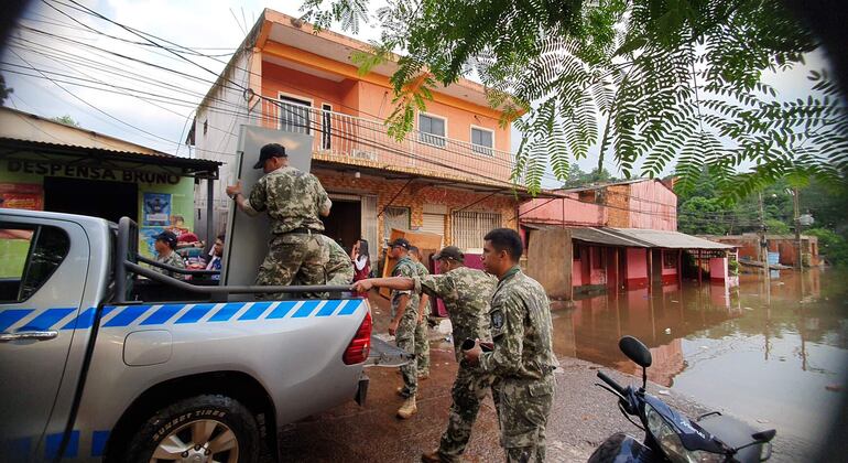 Militares de la Base Naval del Este se encargaron de la evacuación de afectados esta mañana. 