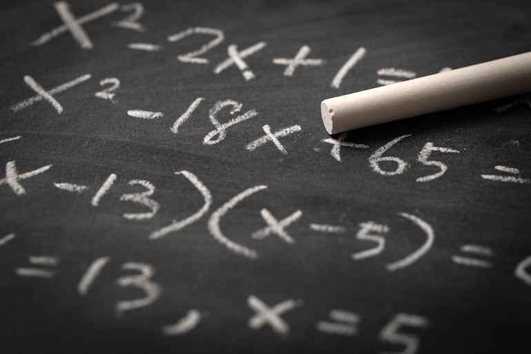 Una persona resolviendo ejercicios de matemática.
