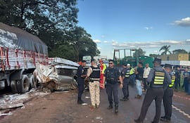 El furgón quedó prácticamente aplastado por los camiones, mientras su conductor sufrió graves lesiones.