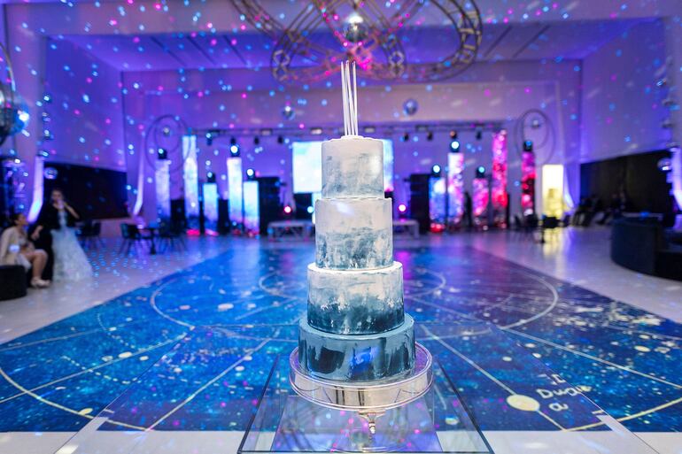 La torta fue montada por La Oma.