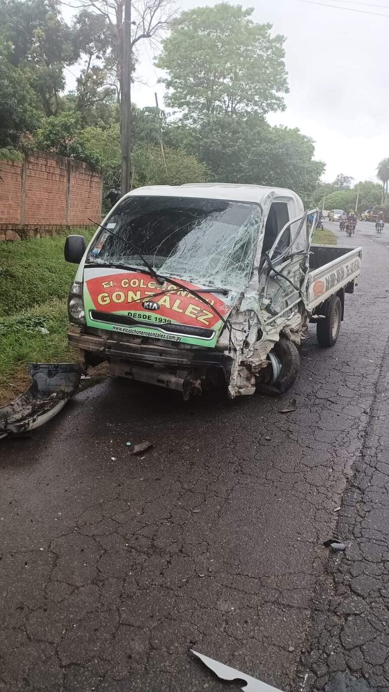 El camioncito, que supuestamente esquivó un bache e invadió el carril del colectivo de larga distancia, quedó con daños.