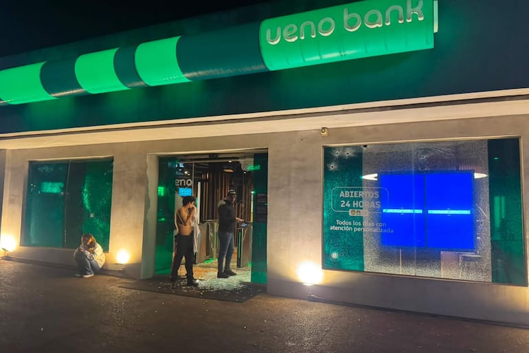 La sede de Ueno Bank atacada hoy.