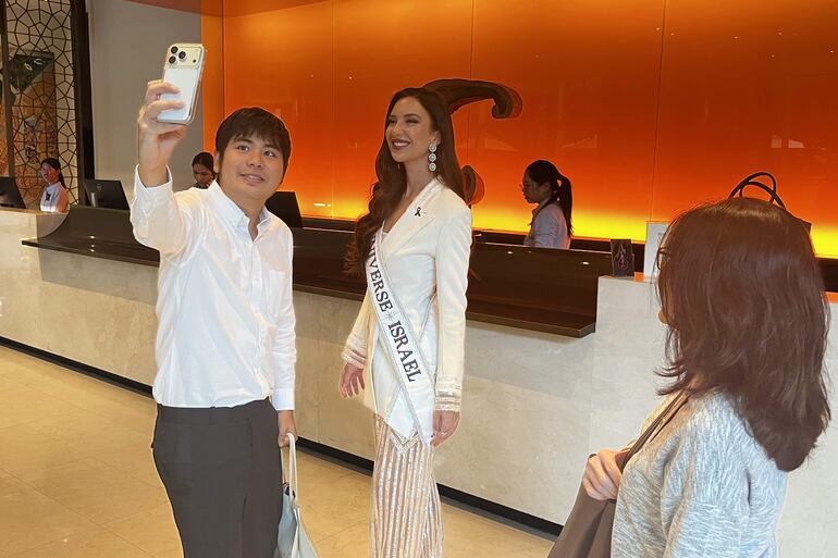 Una persona se toma una fotografía con la representante de Israel a Miss Universo este lunes, en Bangkok (Tailandia).