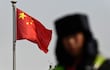 Una bandera de China flamea en el centro de Pekín.