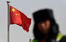 Una bandera de China flamea en el centro de Pekín.