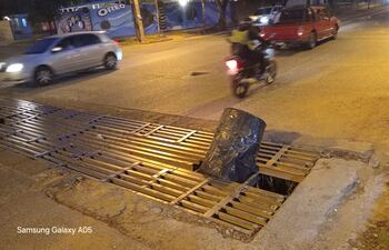 Un barril fue colocado para señalizar un agujero en el sumidero.