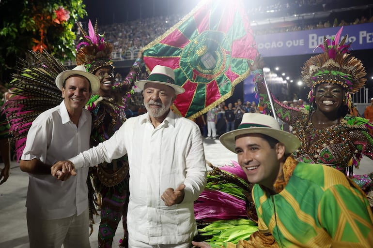 El presidente de Brasil, Luiz Inácio Lula da Silva (c), durante el desfile de la escuela de samba Mangueira, durante el primer día del Carnaval de Río 2026 en el sambódromo de Río de Janeiro (Brasil).