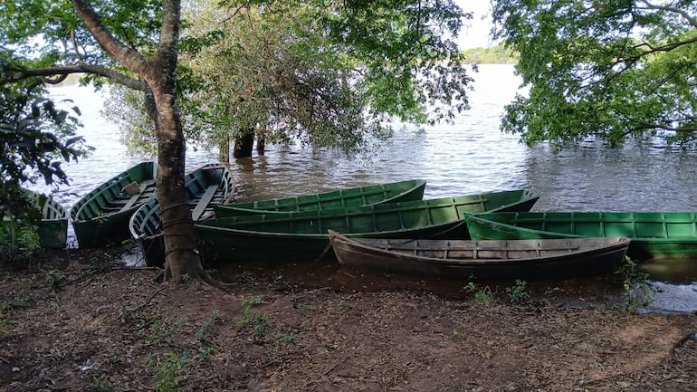 Las canoas esperan a los turistas para recorrer el río Tebicuary en María Antonia.