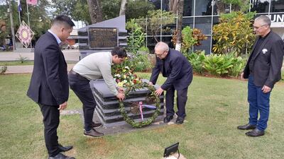 Momento de la ofrenda de laureles frente a la lápida ubicada en la tumba del recordado artista itaugüeño, Félix Fernández.