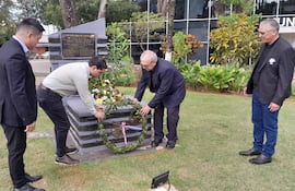 Momento de la ofrenda de laureles frente a la lápida ubicada en la tumba del recordado artista itaugüeño, Félix Fernández.
