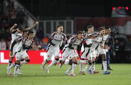 Jugadores de Flamengo celebran el triunfo este jueves, al finalizar un partido de los cuartos de final de la Copa Libertadores entre Estudiantes de La Plata y Flamengo en el estadio Jorge Luis Hirschi, en la Plata (Argentina).