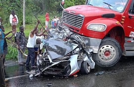 El vehículo en el que viajaban los padres del niño quedó completamente destrozado.