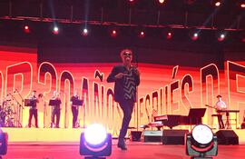 Fito Páez en el escenario del Anfiteatro "José Asunción Flores" de San Bernardino, donde anoche ofreció un encendido concierto de casi dos horas.