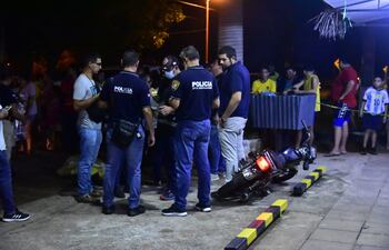 Agentes policiales en pleno procedimiento, luego de que un motochorro fuera abatido en Areguá. Fue en abril pasado.