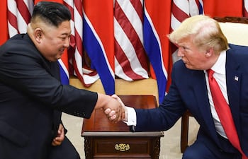 El líder de Corea del Norte, Kim Jong Un (izq.), y el presidente de EE. UU., Donald Trump, se estrechan la mano durante una reunión en el lado sur de la Línea de Demarcación Militar que divide a Corea del Norte y Corea del Sur, en el Área de Seguridad Conjunta (JSA) de Panmunjom, dentro de la Zona Desmilitarizada (DMZ), el 30 de junio de 2019.