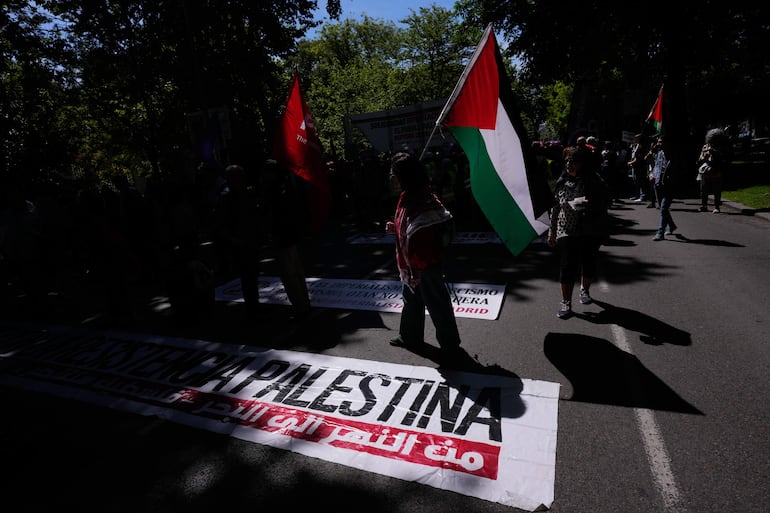 MADRID (ESPAÑA), 17/05/2026.- Vista de la manifestación convocada este domingo por diversas asociaciones por Palestina en Madrid para exigir un "embargo integral" de armas a Israel y la ruptura de todas las relaciones con ese país. EFE/ Borja Sanchez-Trillo