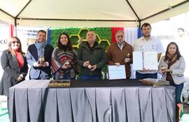 Apicultores de Ñeembucú recibieron el sello de Indicación Geográfica y Denominación de Origen (IG/DO) para la miel de los humedales, otorgado por la Dinapi, convirtiéndose en la primera IG registrada en Paraguay.