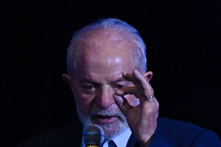 El presidente de Brasil, Luiz Inácio Lula da Silva, participa durante la ceremonia de homenaje a las ganadoras de la primera edición del Premio Mujeres das Águas, en Brasilia (Brasil).