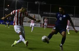 El extremo albirrojo, Marcelo Fernández intento meter el centro ante la marca del defensor dominicano, Édgar Pujol.