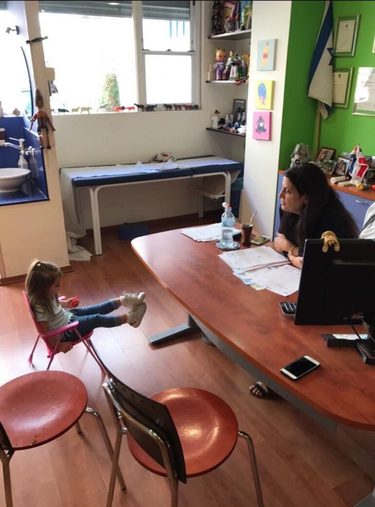 Doctora paraguaya israelí Miriam Herman en su consultorio en Tel Aviv contó los horrores que vio al tener que reconocer los cuerpos de los niños víctimas de los ataques terroristas del grupo hamás del 7 de octubre del 2023.