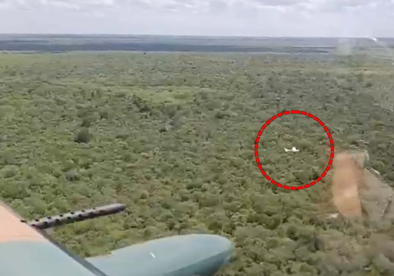 Vista desde uno de los aviones de combate de la Fuerza Aérea, cuando disparan contra la narcoavioneta boliviana (en círculo).