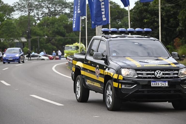 Los peregrinos avanzan en columna al costado derecho de la ruta PY02 con dirección a Caacupé.
