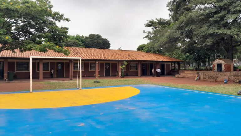 Alumnos de la escuela San Francisco de Asís realizan horario extendido, de 07:00 a 15:00, pero no cuentan con almuerzo, no tienen comedor y ni la comodidad mínima para la doble escolaridad.