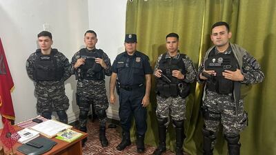 El comisario Milcíades León, jefe de la Comisaría 16ª, junto con los agentes del Grupo Lince que operan en la ciudad veraniega.