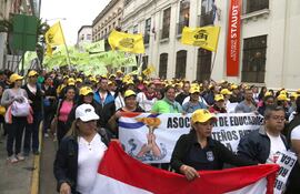 Maestros se manifiestan en reclamo por aumento salarial. EFE/ Nina Osorio