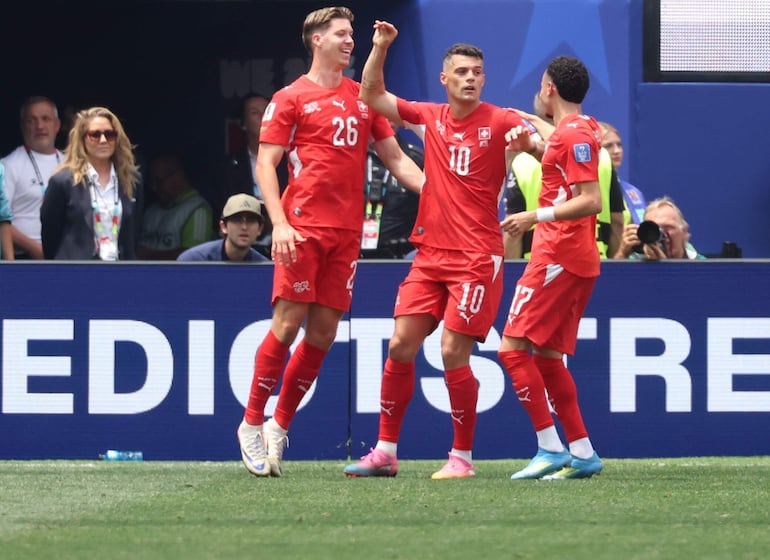 Festejo del 10 de Suiza, Granit Xhaka, que decretó a través de un tiro libre penal el 4-1 final.